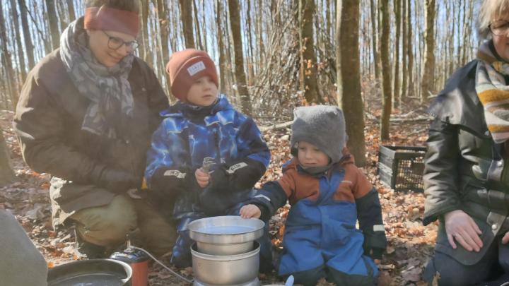 Familiespejdere laver suppe på trangia