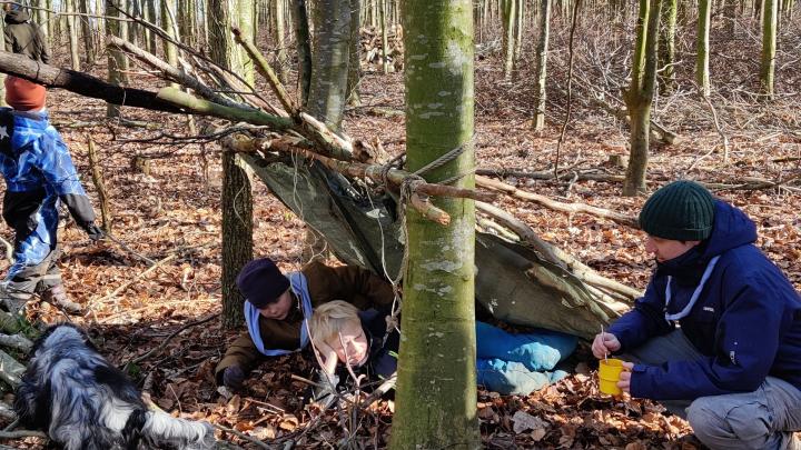 Spejderdrenge ligger i hule