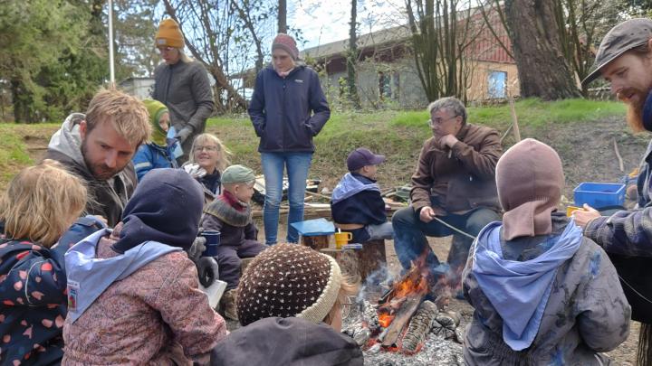 FamilieSpejdere sidder ved bål