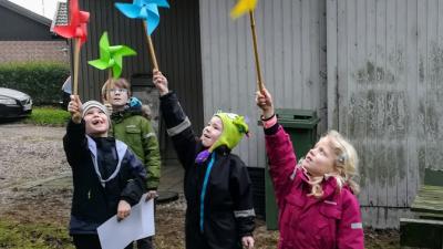 Børn med papirvindmøller