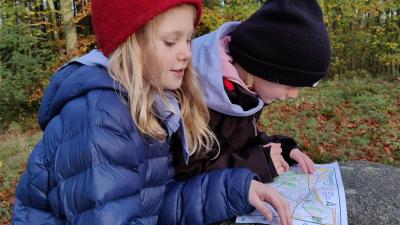 To piger ser på oløbskort