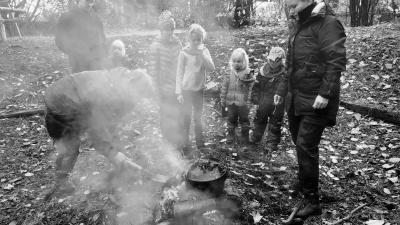 Familiespejder bager muffins i dutch oven