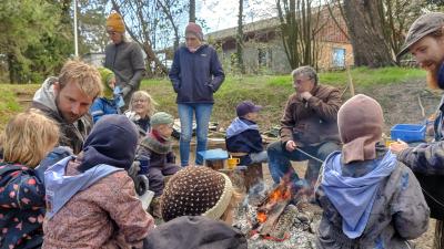 Familiespejdere bager skumfiduser på bål