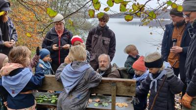 Familiespejdere ser på træernes blade